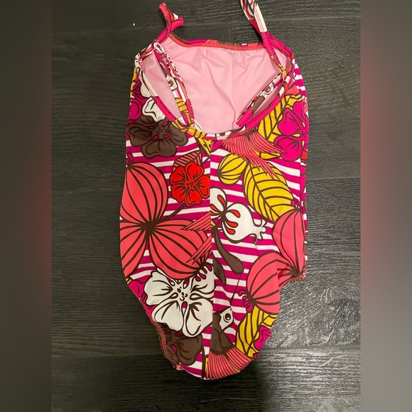 Insane swim suit! - Picture 2 of 2